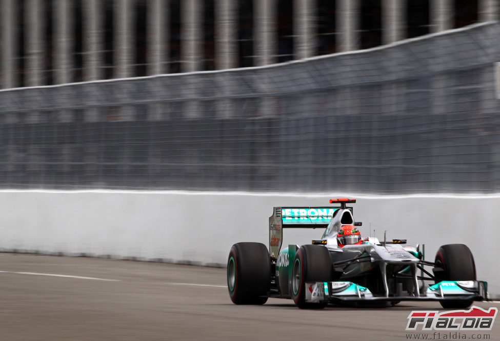 Schumacher junto a los muros del circuito Gilles Villeneuve en Canadá 2011