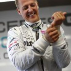 Schumacher sonriente dentro de su box en Canadá 2011