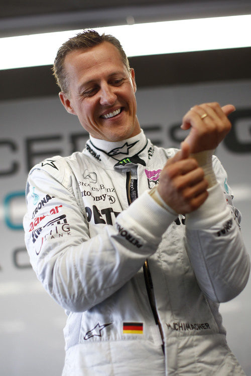 Schumacher sonriente dentro de su box en Canadá 2011