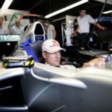 Schumacher dentro de su W02 en el box de Mercedes