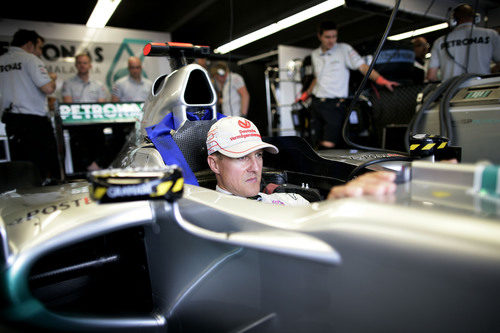 Schumacher dentro de su W02 en el box de Mercedes