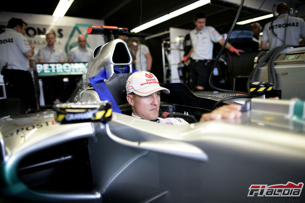 Schumacher dentro de su W02 en el box de Mercedes