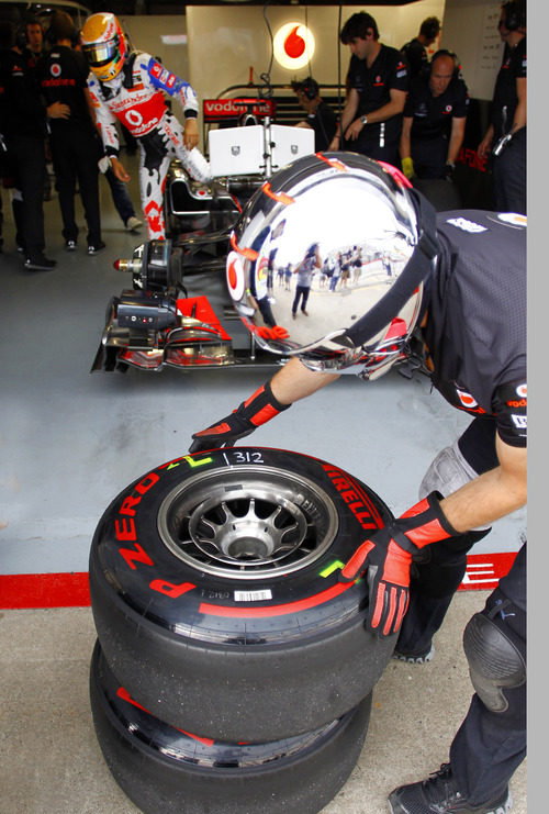 Neumáticos superblandos junto al box de Hamilton en Canadá 2011
