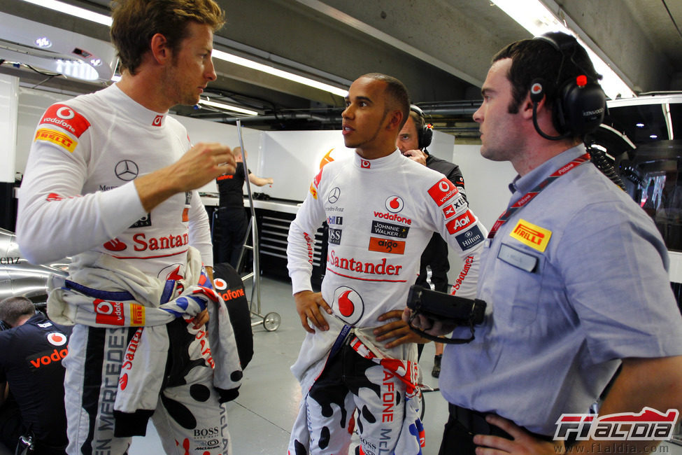 Button y Hamilton hablan con un técnico de Pirelli en Canadá 2011