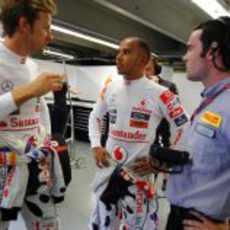 Button y Hamilton hablan con un técnico de Pirelli en Canadá 2011