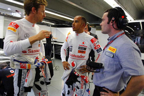 Button y Hamilton hablan con un técnico de Pirelli en Canadá 2011