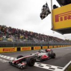 Jenson Button cruza primero la línea de meta en el GP de Canadá 2011