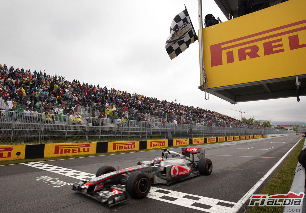 Jenson Button cruza primero la línea de meta en el GP de Canadá 2011