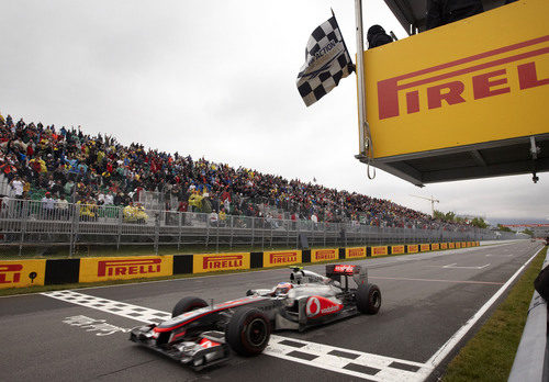 Jenson Button cruza primero la línea de meta en el GP de Canadá 2011