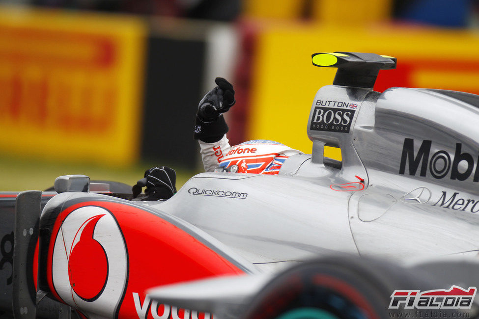 Button saluda al público tras su gran victoria en el GP de Canadá 2011