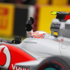 Button saluda al público tras su gran victoria en el GP de Canadá 2011