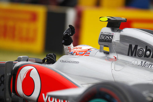 Button saluda al público tras su gran victoria en el GP de Canadá 2011