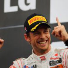 Los "deditos" de Button en el podio de Canadá 2011