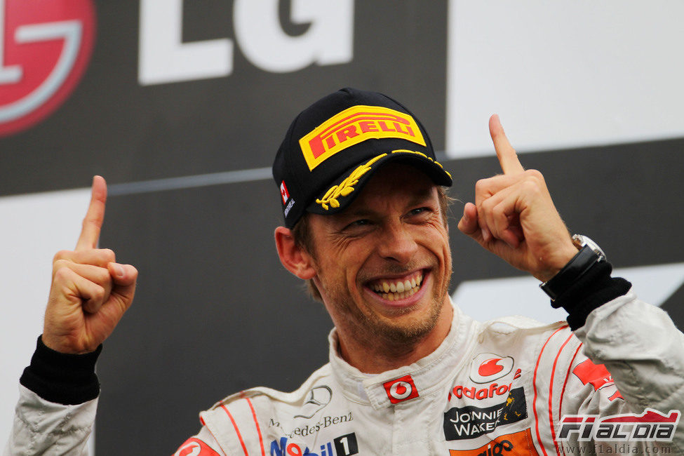 Los "deditos" de Button en el podio de Canadá 2011