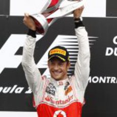 Jenson Button levanta su trofeo en el GP de Canadá 2011