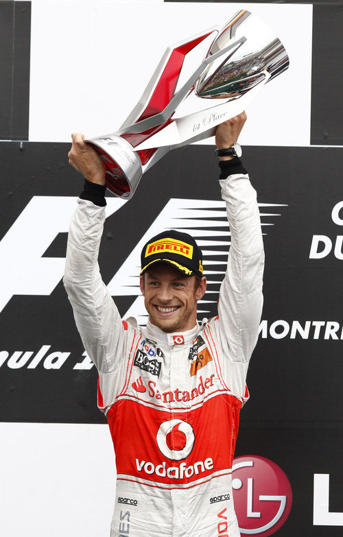 Jenson Button levanta su trofeo en el GP de Canadá 2011