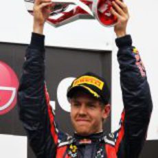 Vettel levanta su trofeo de segundo clasificado en el GP de Canadá 2011