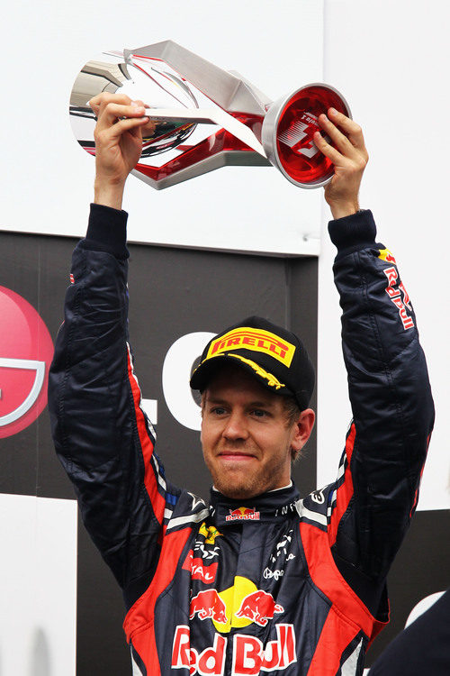 Vettel levanta su trofeo de segundo clasificado en el GP de Canadá 2011