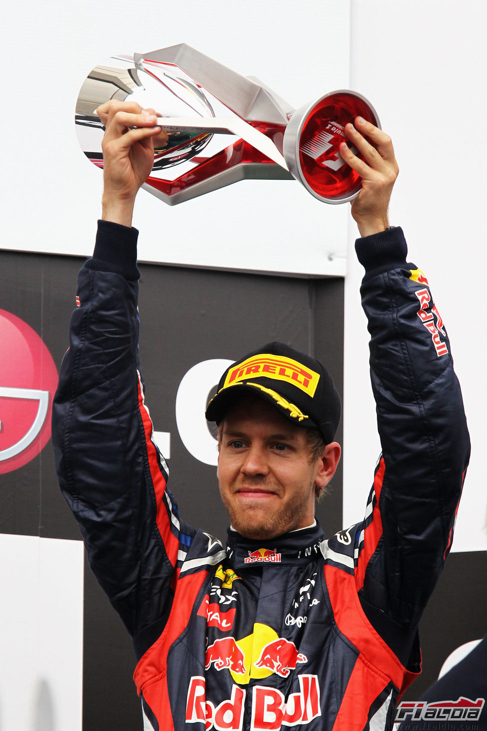 Vettel levanta su trofeo de segundo clasificado en el GP de Canadá 2011