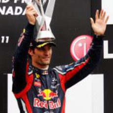 Webber levanta su trofeo de tercer clasificado en el GP de Canadá 2011