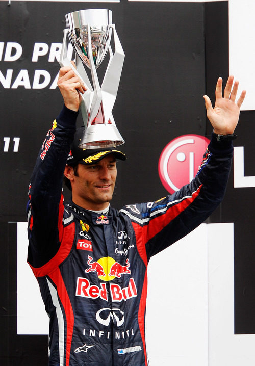 Webber levanta su trofeo de tercer clasificado en el GP de Canadá 2011