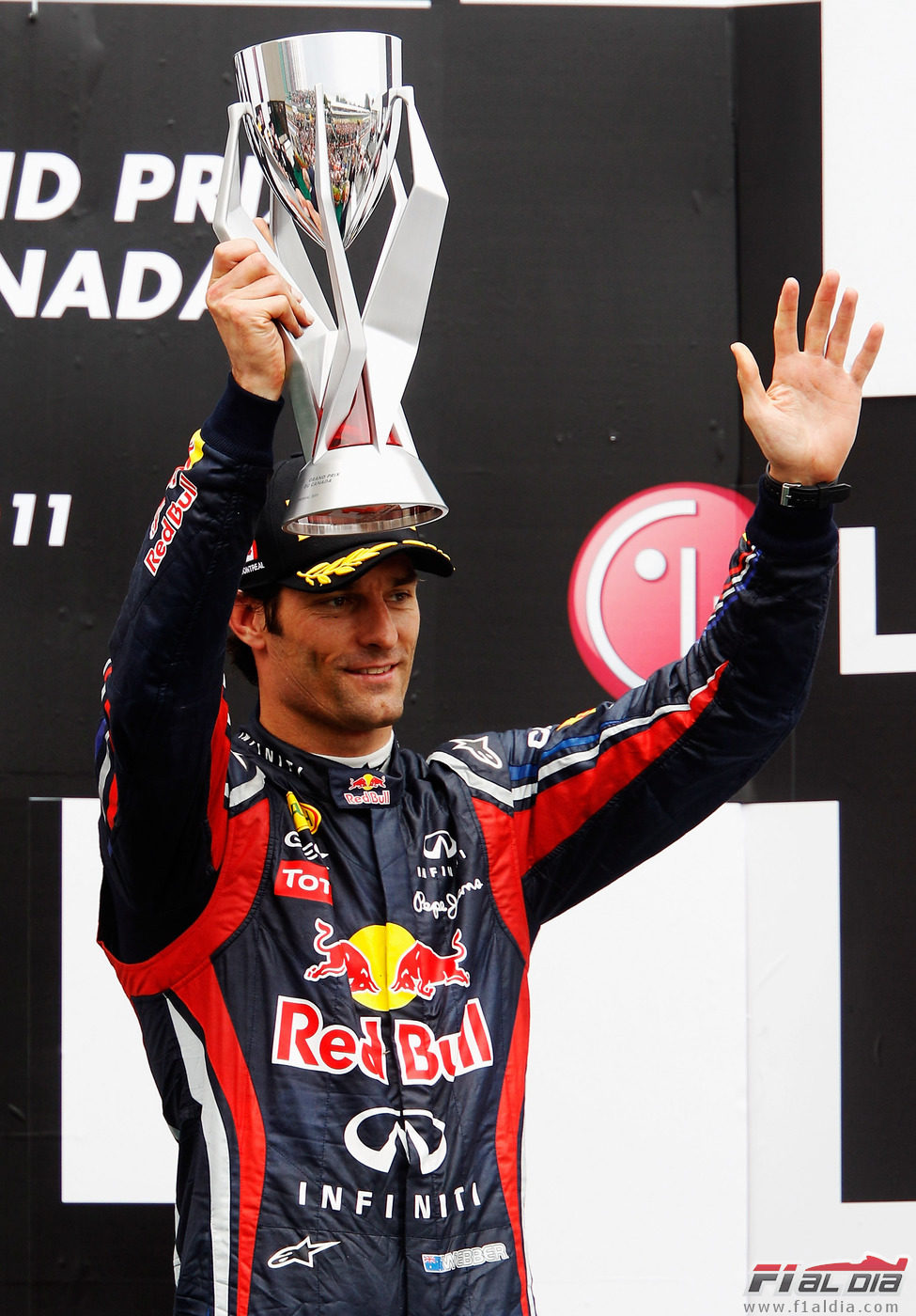 Webber levanta su trofeo de tercer clasificado en el GP de Canadá 2011