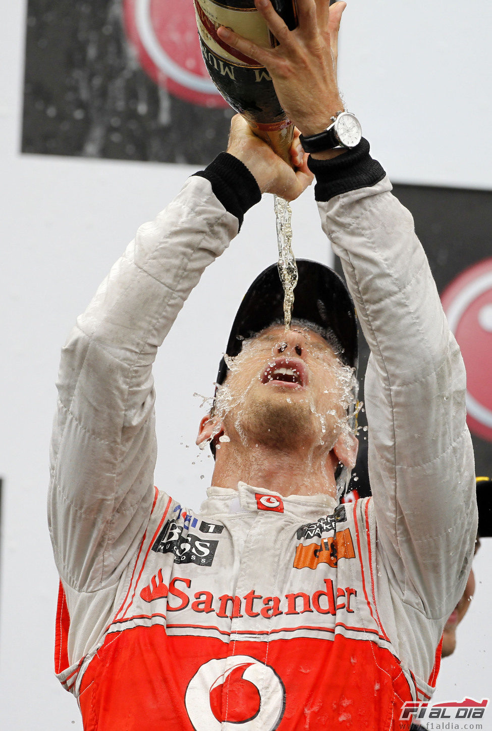 Button se ducha en champán en el podio de Canadá 2011