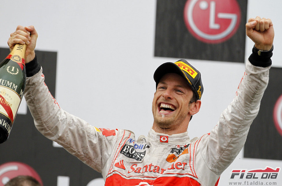 Jenson Button, feliz con su victoria en el GP de Canadá 2011