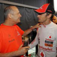 Ron Dennis felicita a Jenson Button por su vitoria en el GP de Canadá 2011