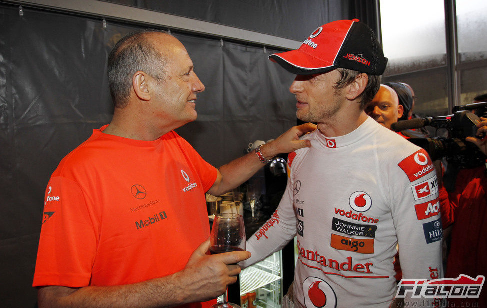 Ron Dennis felicita a Jenson Button por su vitoria en el GP de Canadá 2011