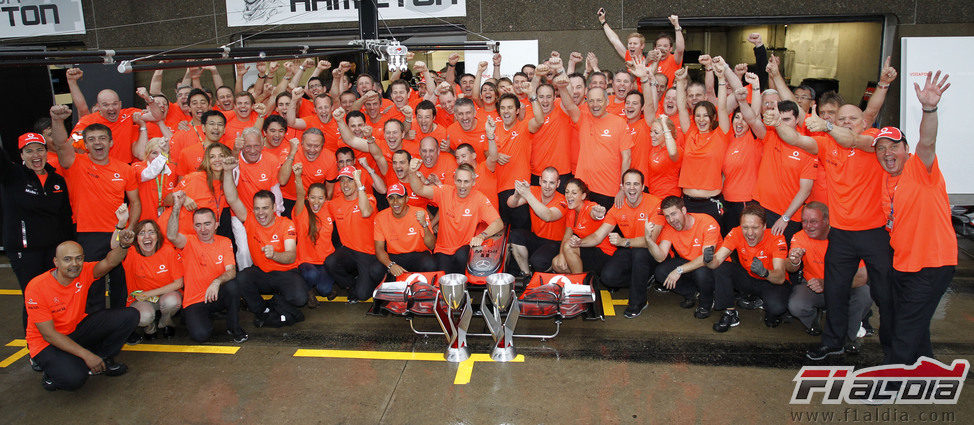 El equipo McLaren celebra su victoria en el GP de Canadá 2011