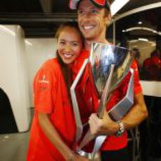 Jessica Michibata y Jenson Button con el trofeo del GP de Canadá 2011