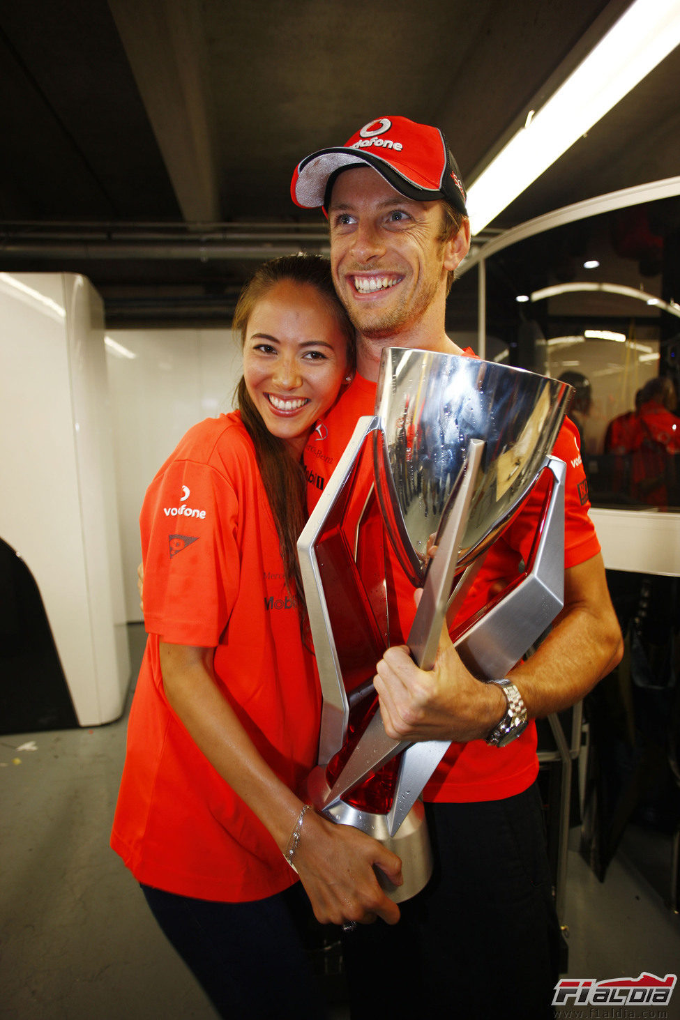 Jessica Michibata y Jenson Button con el trofeo del GP de Canadá 2011