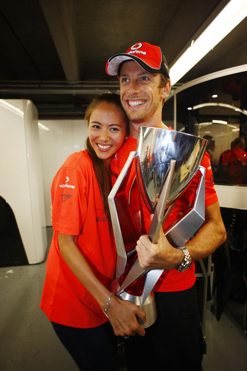 Jessica Michibata y Jenson Button con el trofeo del GP de Canadá 2011