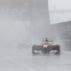 Fernando Alonso bajo la intensa lluvia de Canadá
