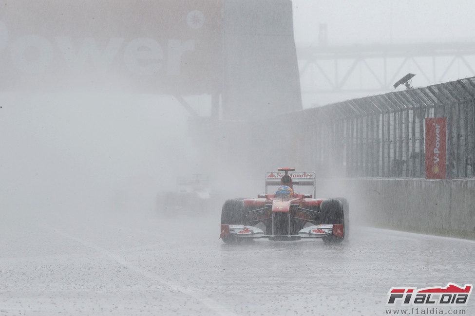 Fernando Alonso bajo la intensa lluvia de Canadá