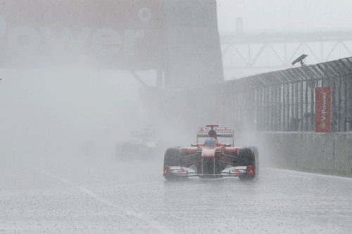 Fernando Alonso bajo la intensa lluvia de Canadá