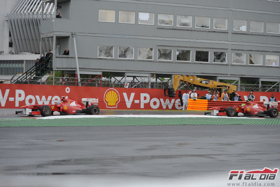 Alonso perseguido por Massa en el GP de Canadá 2011