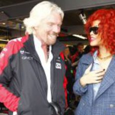 Richard Branson junto a Rihanna en el paddock de Canadá 2011