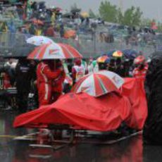 El Ferrari tapado en la parrilla del GP de Canadá 2011