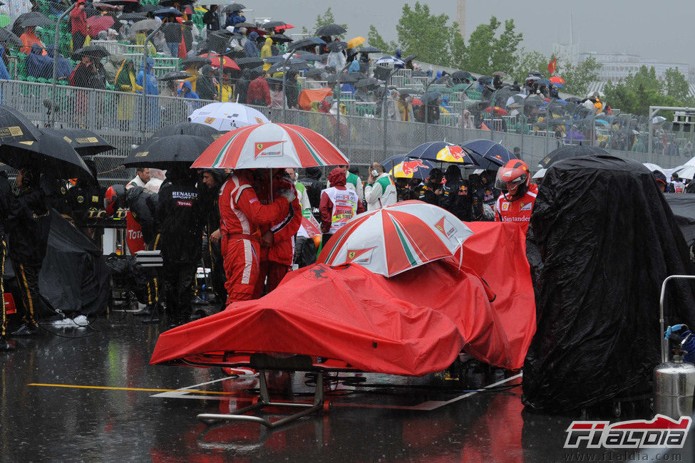 El Ferrari tapado en la parrilla del GP de Canadá 2011