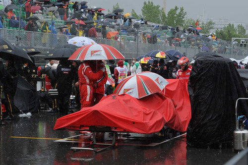 El Ferrari tapado en la parrilla del GP de Canadá 2011