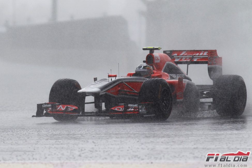D'Ambrosio trata de pilotar bajo una lluvia torrencial en Canadá 2011