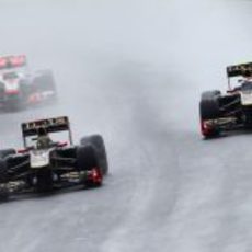 Los dos Lotus Renault ruedan juntos en la carrera de Canadá 2011