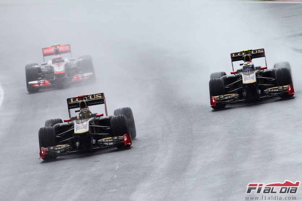 Los dos Lotus Renault ruedan juntos en la carrera de Canadá 2011