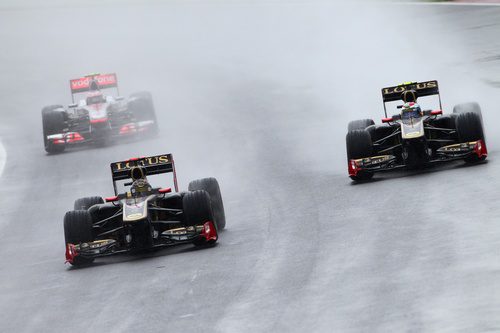 Los dos Lotus Renault ruedan juntos en la carrera de Canadá 2011