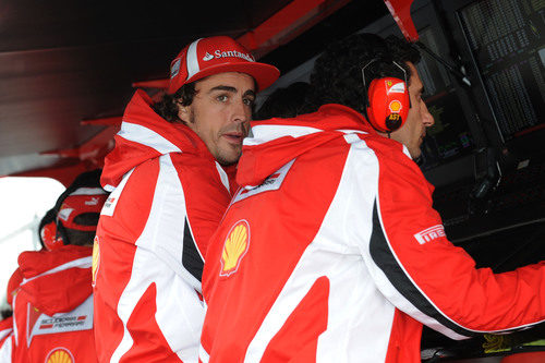 Alonso ve el resto de la carrera desde el muro de boxes