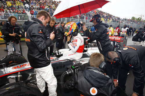 Lewis Hamilton en la parrilla del GP de Canadá 2011, sentado fuera de su monoplaza