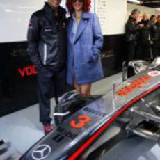 Rihanna y Lewis Hamilton en el box de McLaren