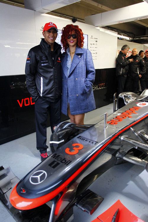 Rihanna y Lewis Hamilton en el box de McLaren